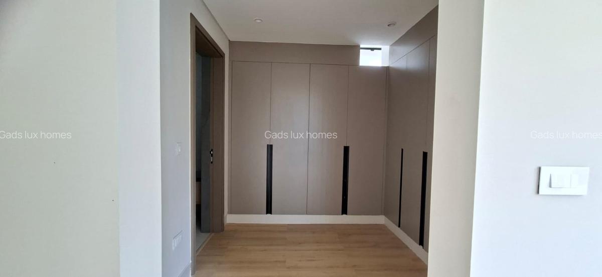 5 Bed Villa with En Suite at Westlands - 12