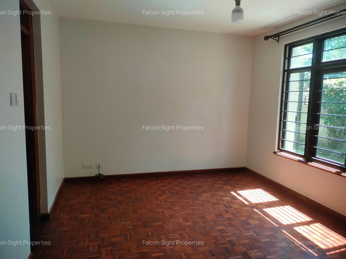 5 Bed Townhouse with Garden at Situated In Ambiance Neighborhood - 14