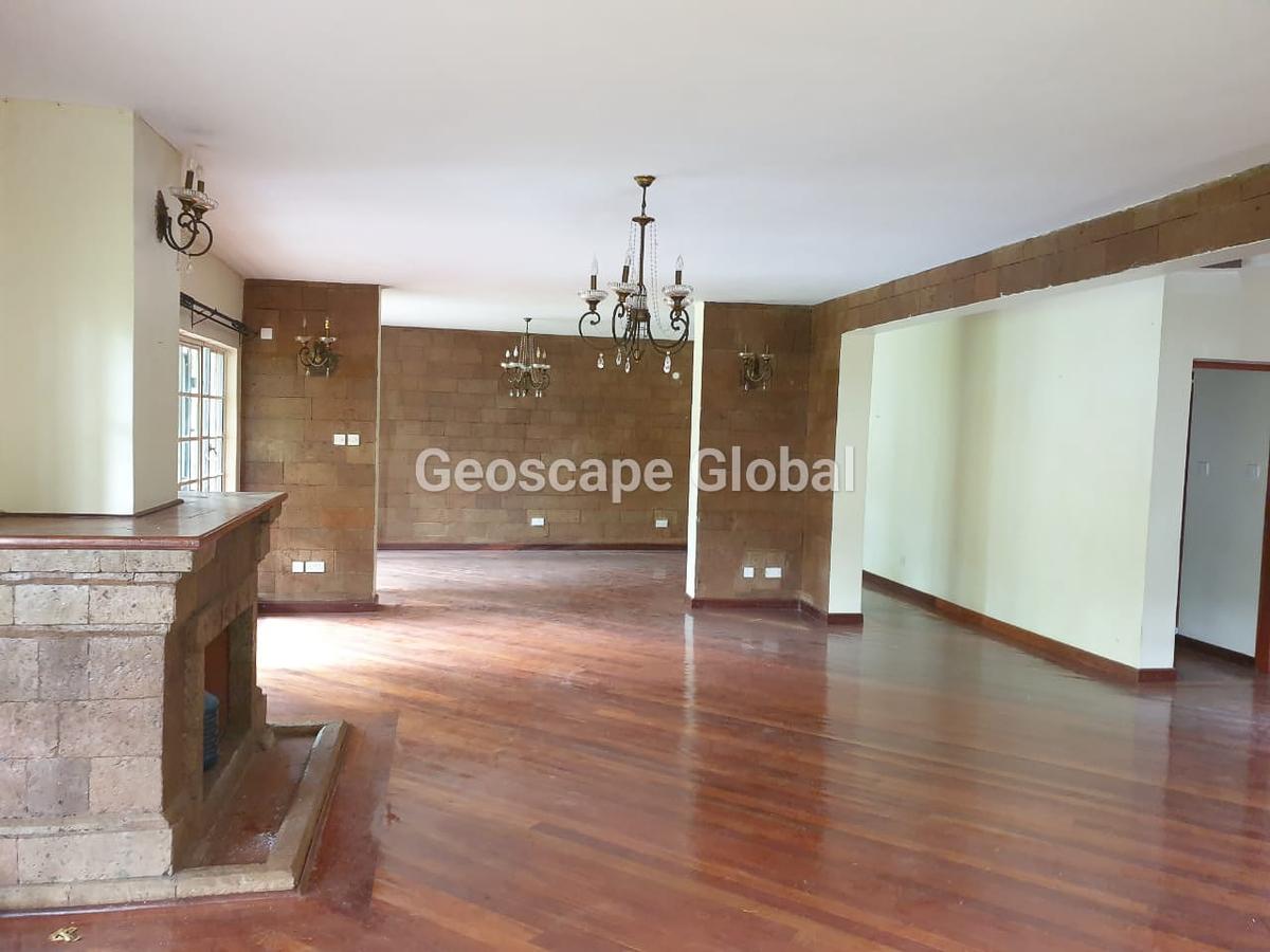 5 Bed House with En Suite in Rosslyn - 9
