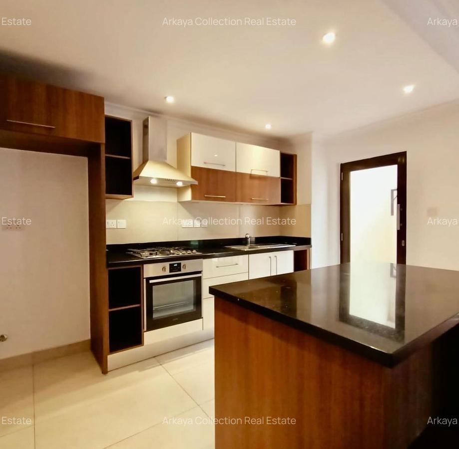 4 Bed House with En Suite in Lavington - 3