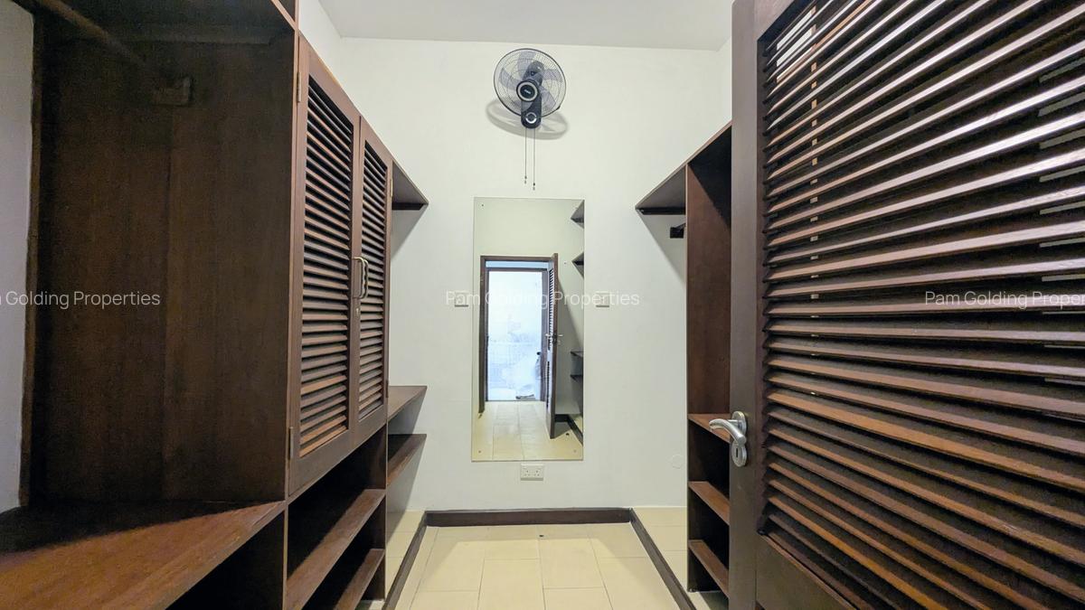 3 Bed Apartment with En Suite at Greenwood Drive - 12