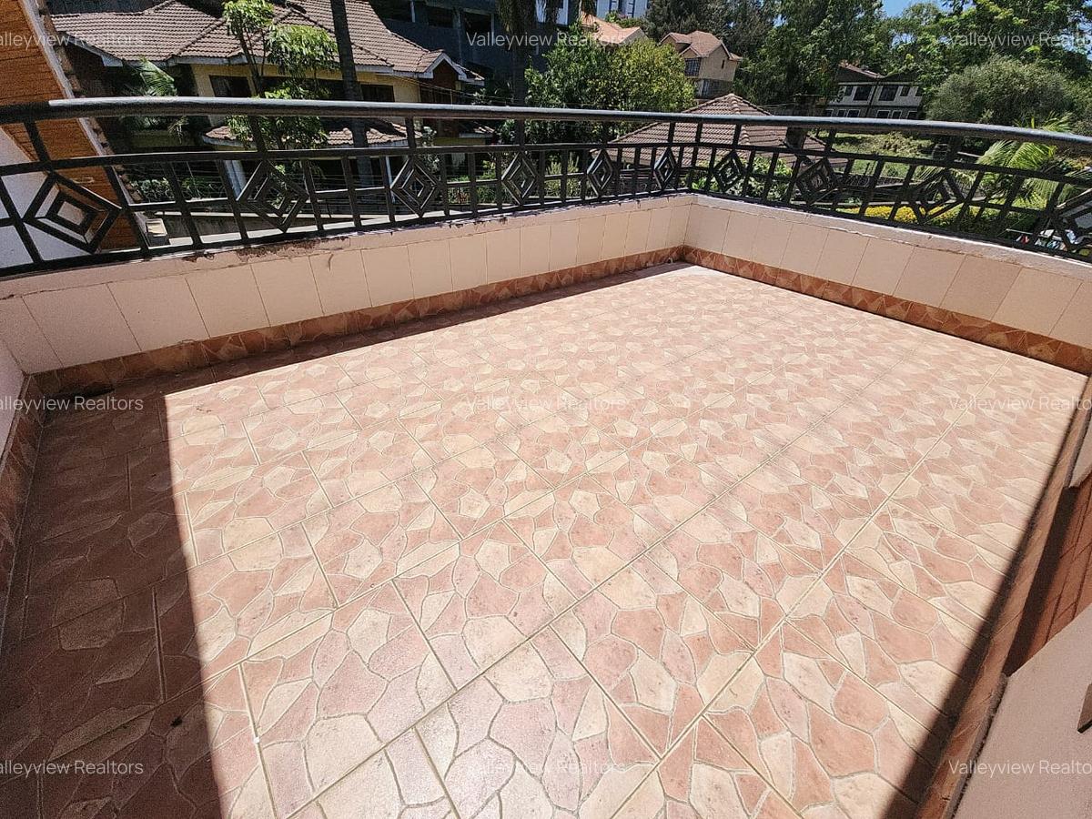 4 Bed Townhouse with En Suite at Lavington - 10