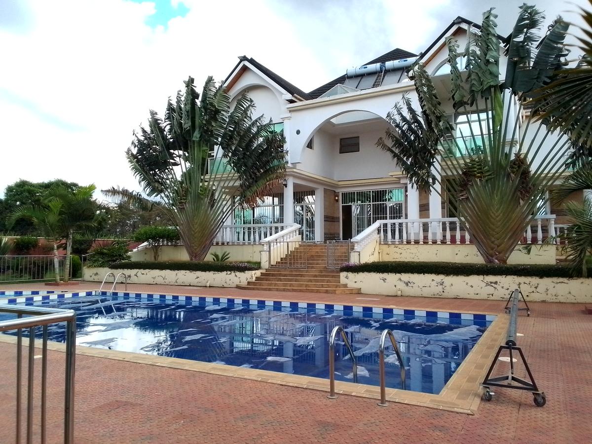 5 Bed Villa with En Suite in Runda - 1