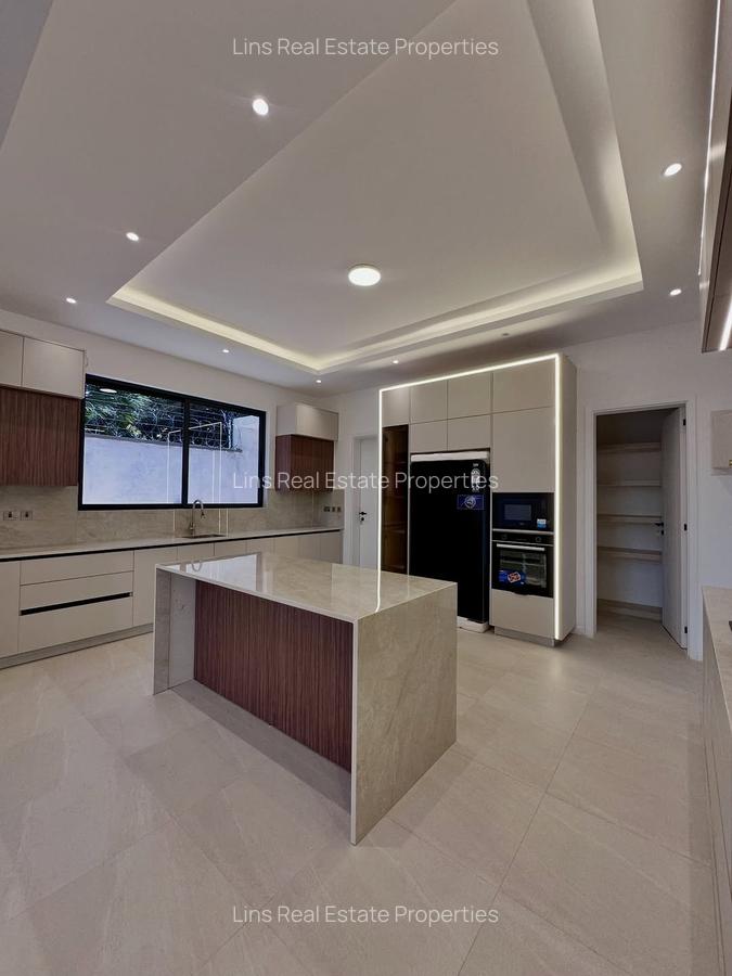 5 Bed Townhouse with En Suite in Lavington - 2