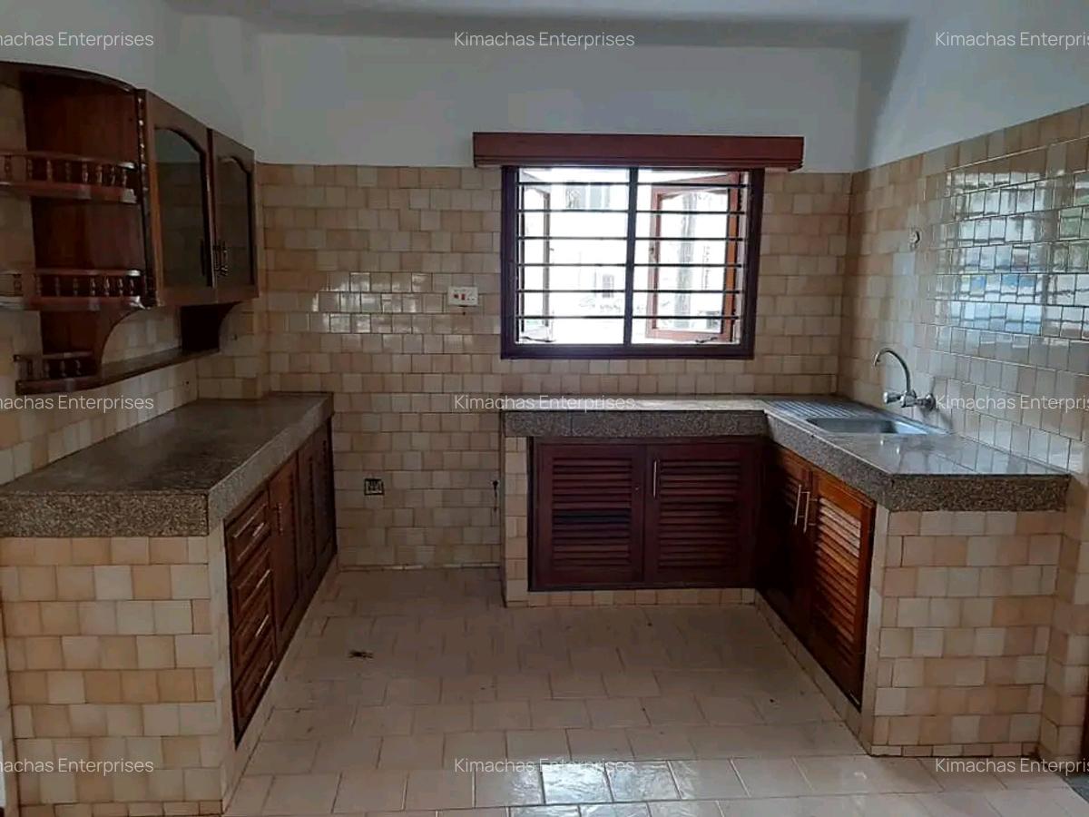 3 Bed Apartment with En Suite at Links Road - 12