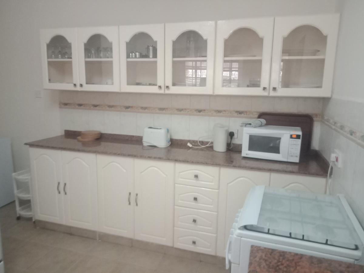 Serviced 3 Bed Apartment with En Suite in Riverside - 13