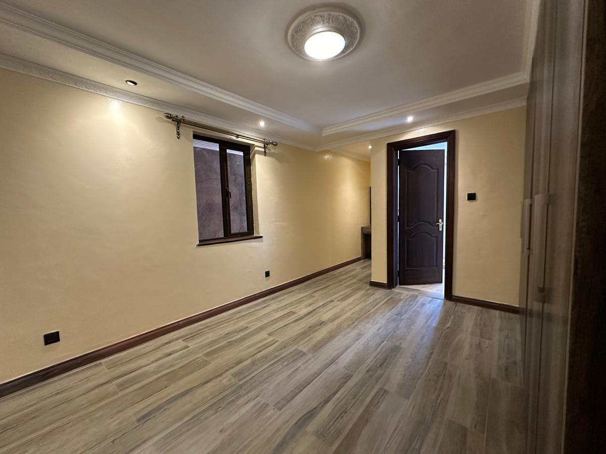 5 Bed Townhouse with En Suite in Lavington - 2