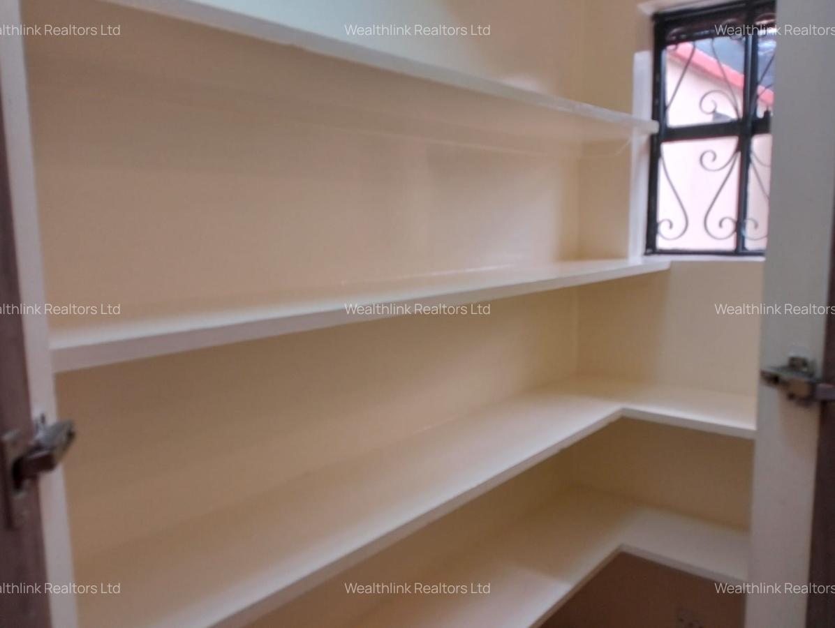 5 Bed Townhouse with En Suite at Lavington - 12