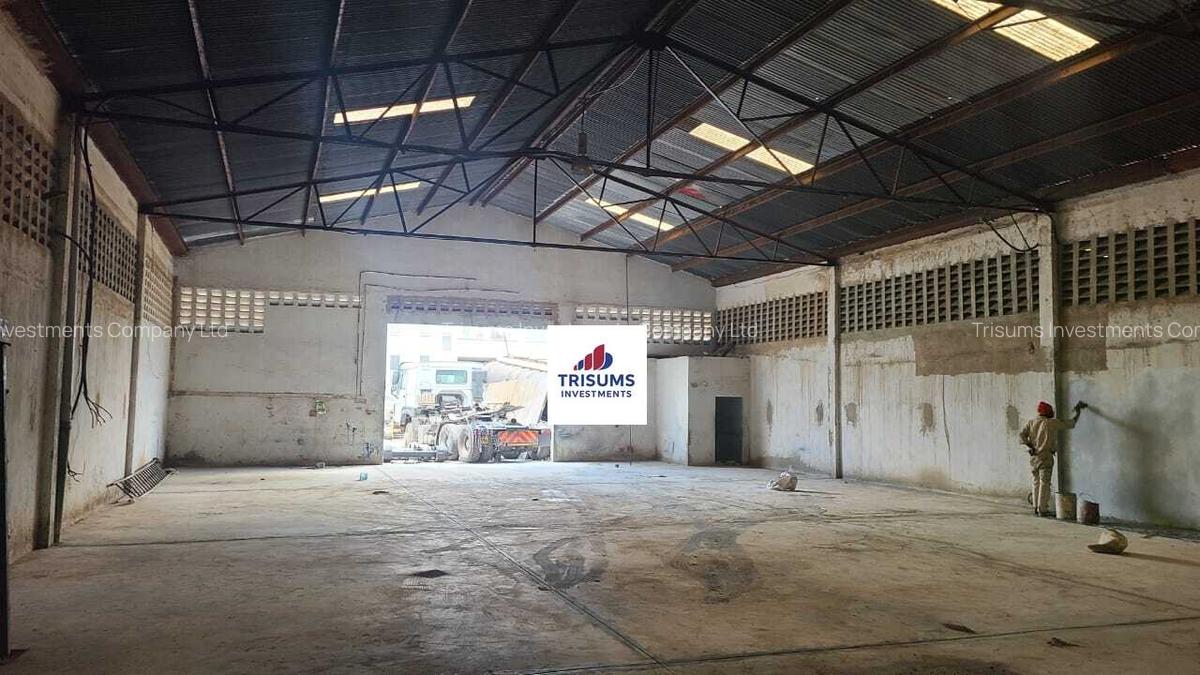 4,900 ft² Warehouse with Fibre Internet in Industrial Area - 3