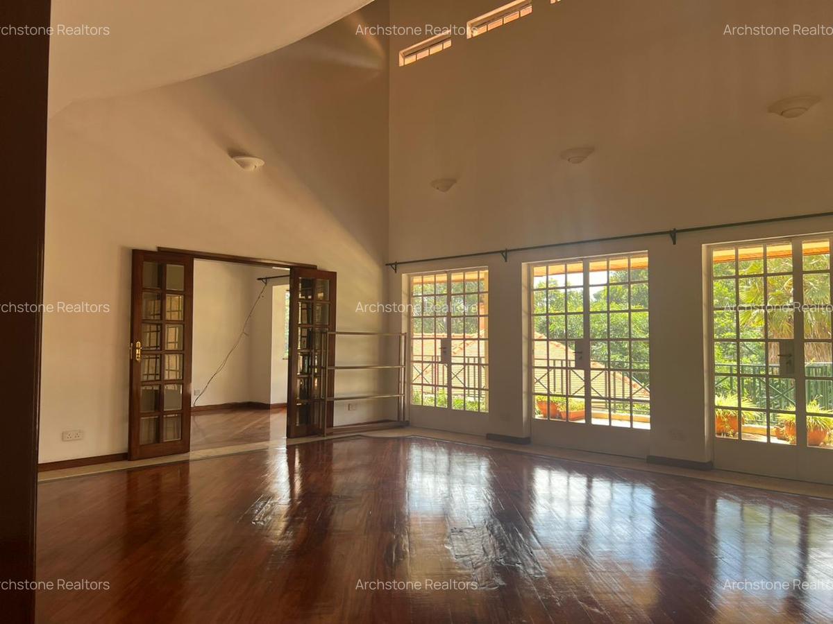 5 Bed House with Swimming Pool in Nyari - 3