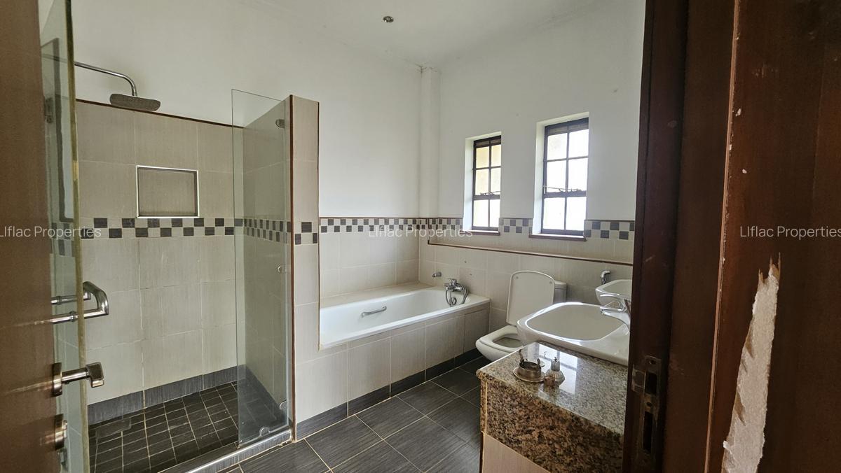 5 Bed House with En Suite in Runda - 11