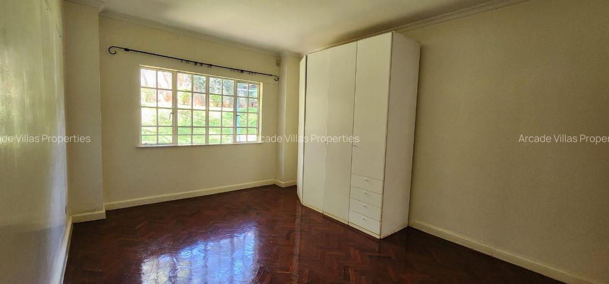 4 Bed House with En Suite in Lavington - 17