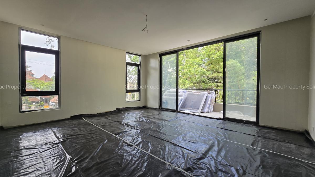 5 Bed House with En Suite in Lavington - 2