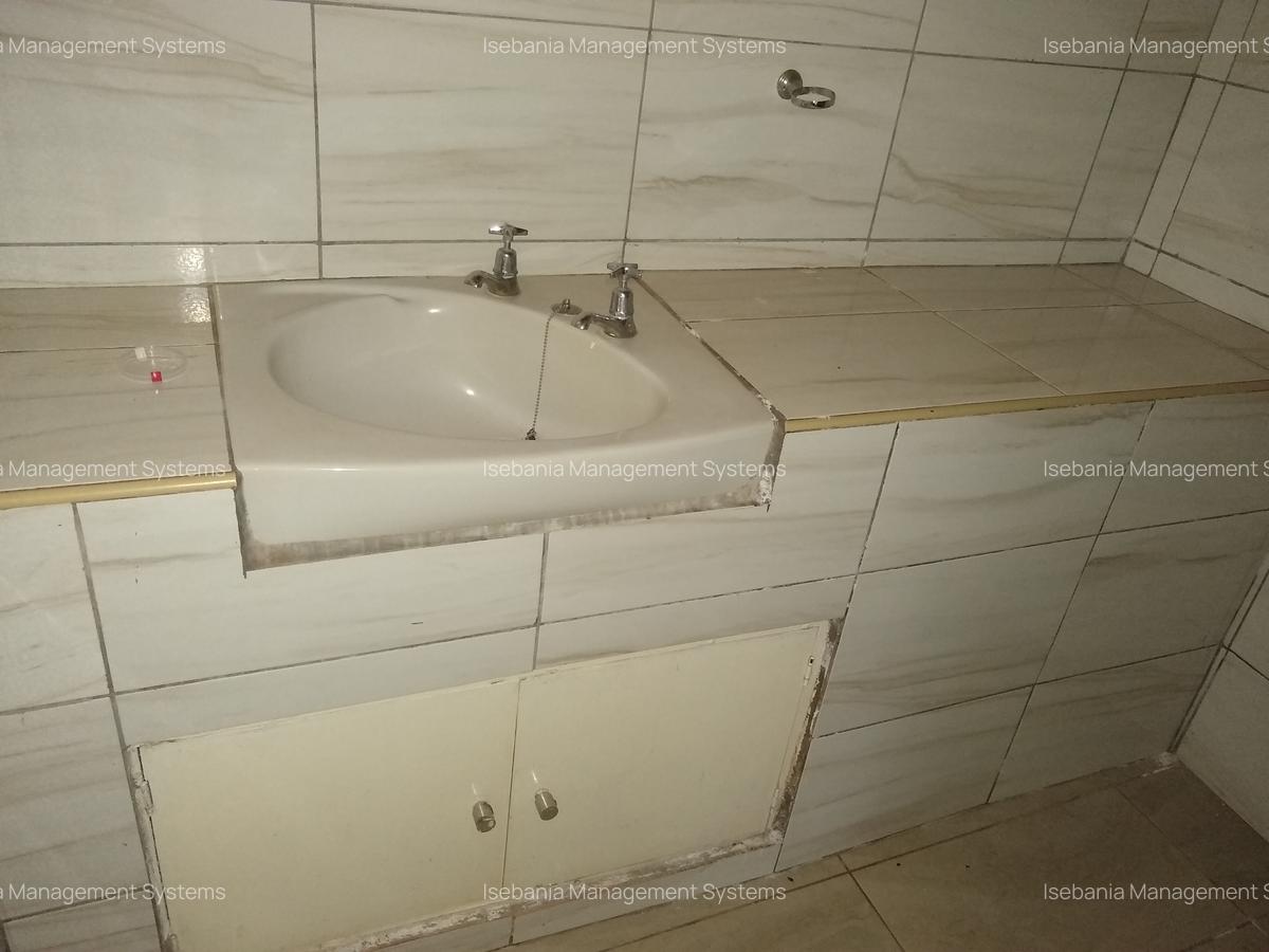 4 Bed House with En Suite at - 10