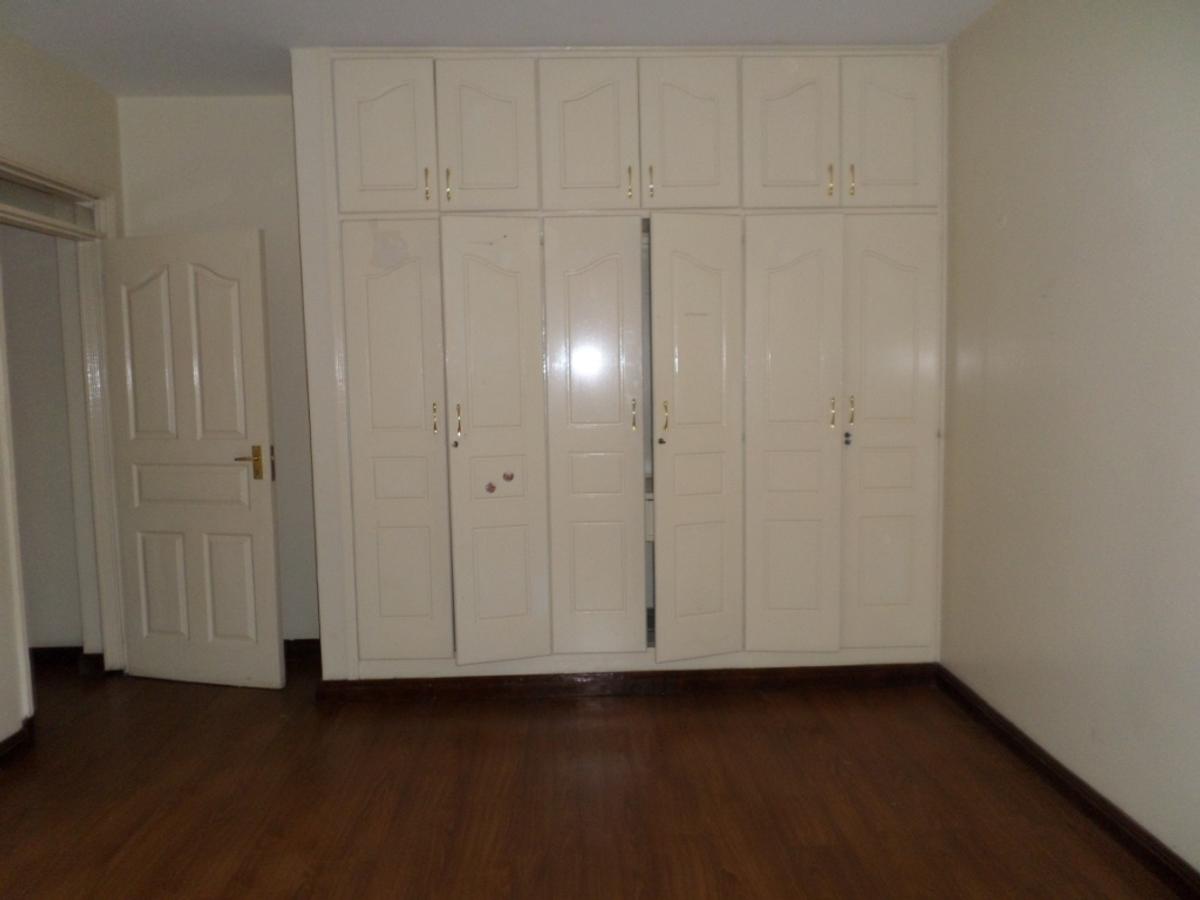 3 Bed Apartment with En Suite at Lavington - 19