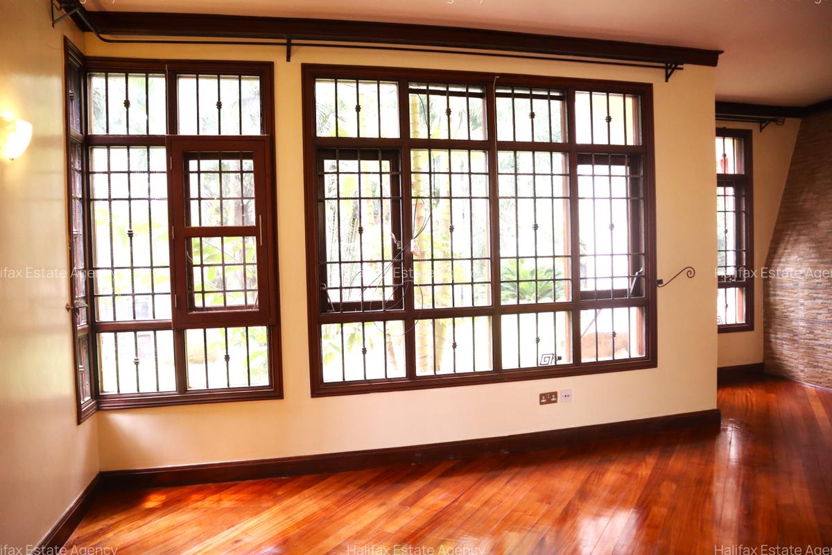 4 Bed Townhouse with En Suite - 9