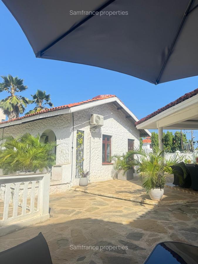 7 Bed Villa with En Suite at 1St Avanue - 7