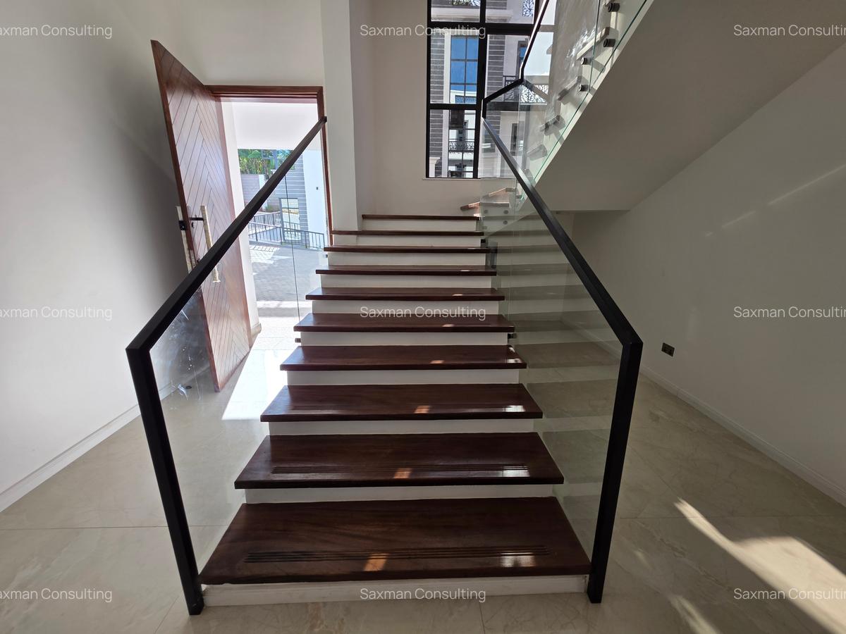 5 Bed Villa with En Suite in Lavington - 11