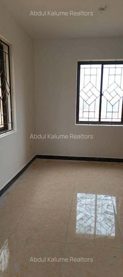 Serviced 2 Bed Apartment with En Suite at Tudor - 13