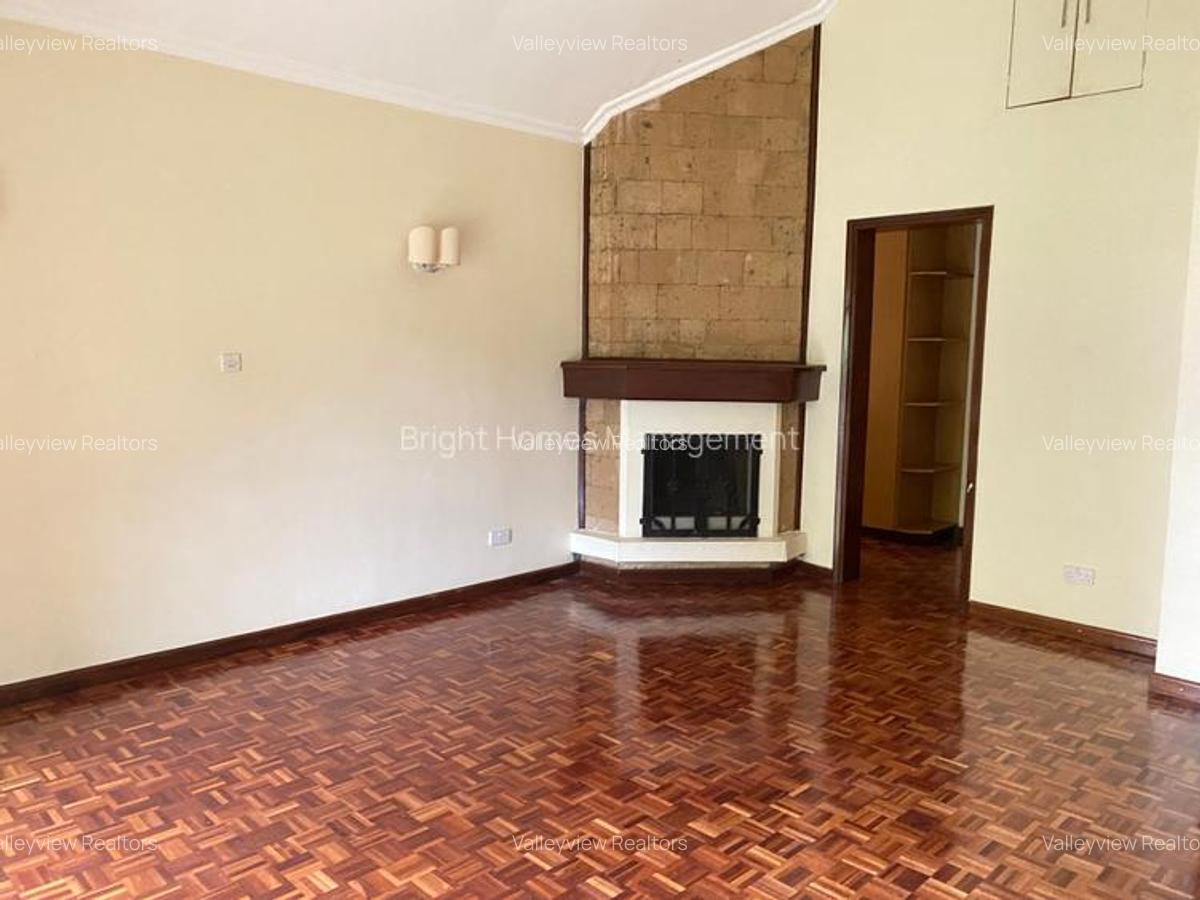 6 Bed Townhouse with En Suite at Lavington - 2