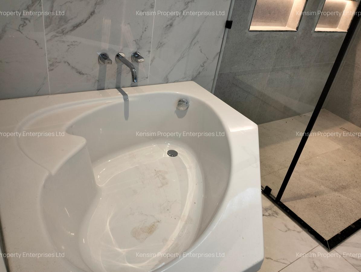 5 Bed Townhouse with En Suite in Lavington - 2