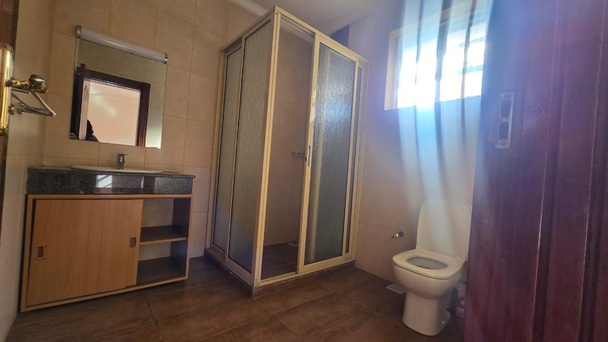 4 Bed House with En Suite in Lavington - 9