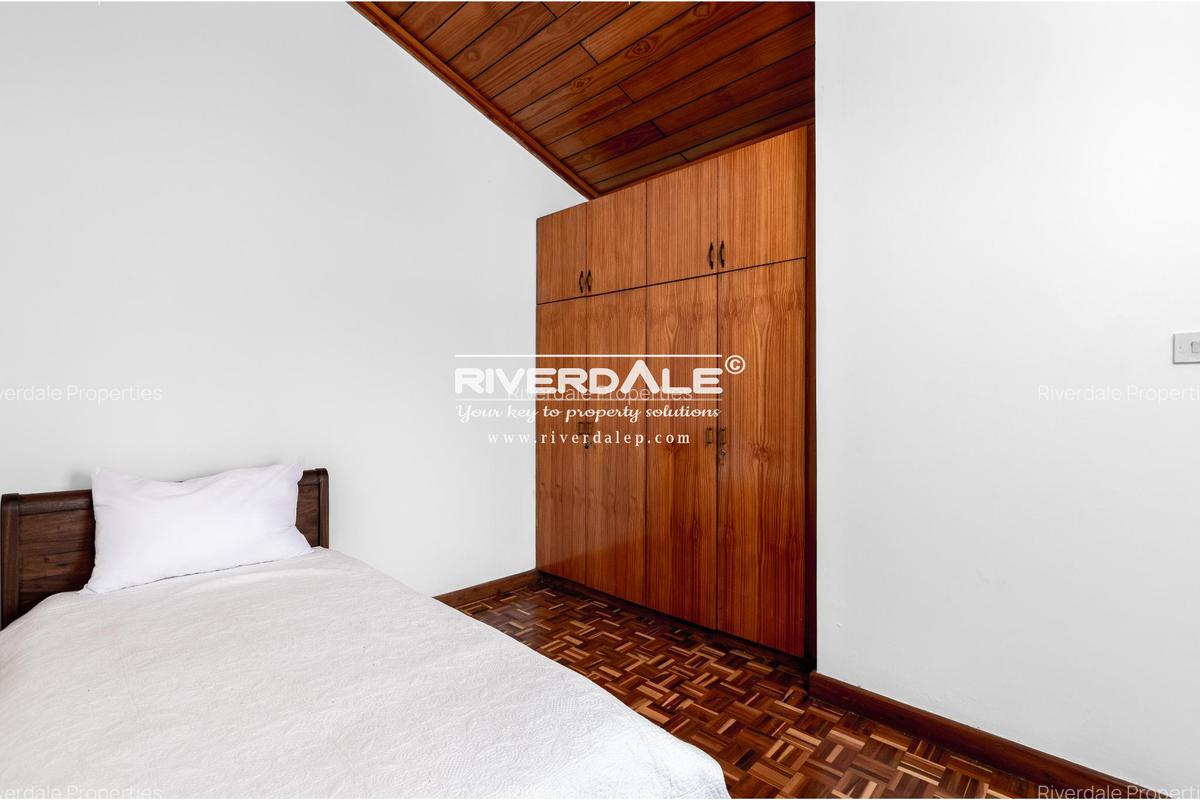 5 Bed House with En Suite in Runda - 9