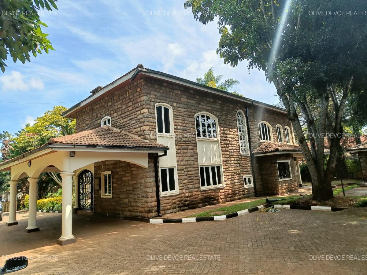 4 Bed House with En Suite in Hill View - 3