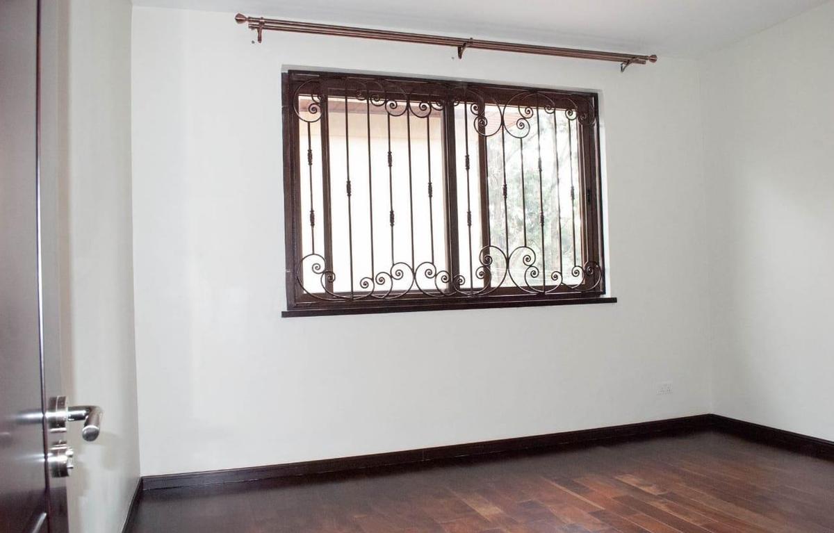 5 Bed House with En Suite in Lavington - 11