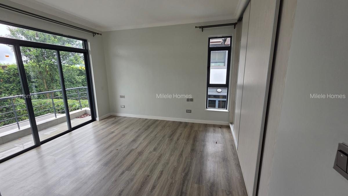 5 Bed Townhouse with En Suite at Paradise - 12