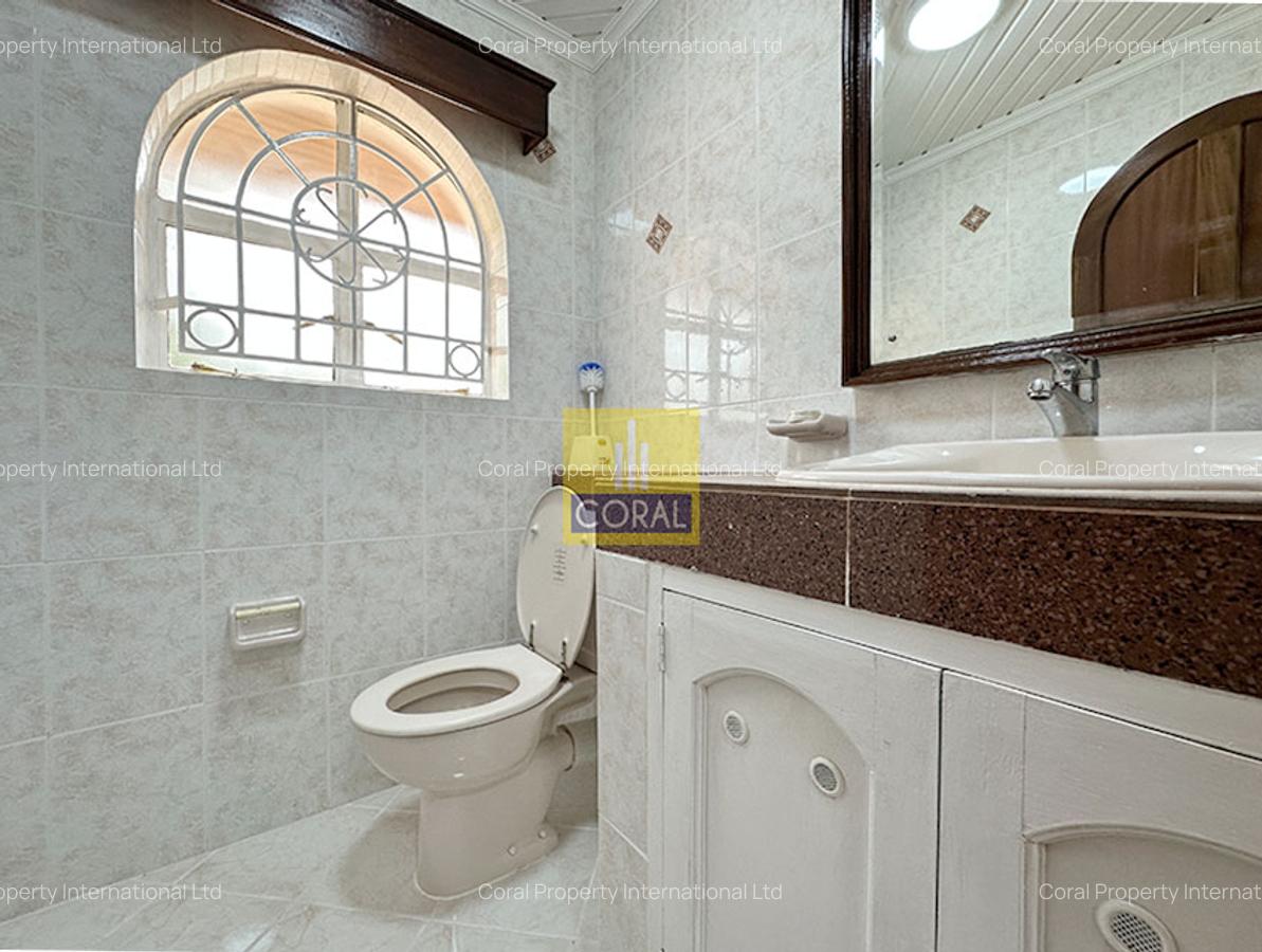 4 Bed House in Lavington - 11