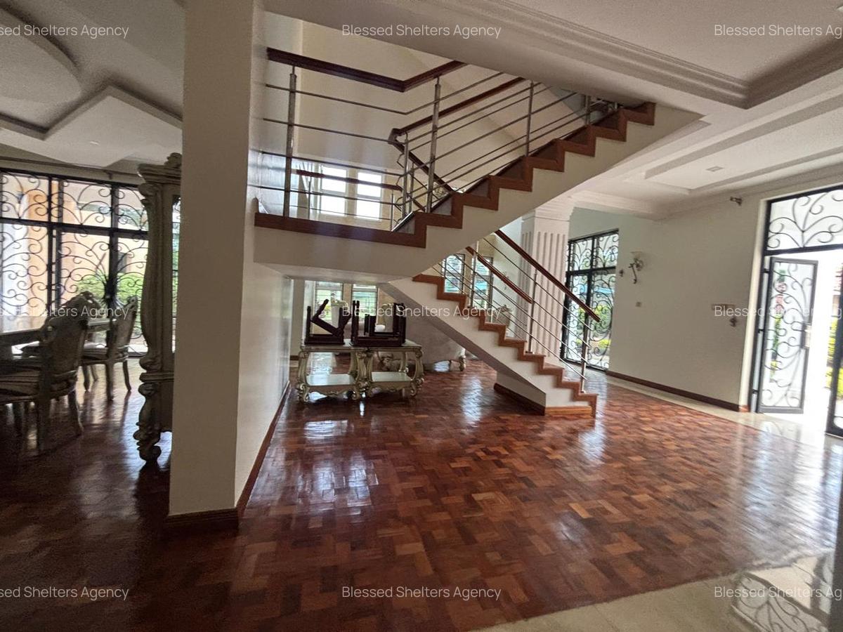 5 Bed Villa with En Suite in Ridgeways - 17