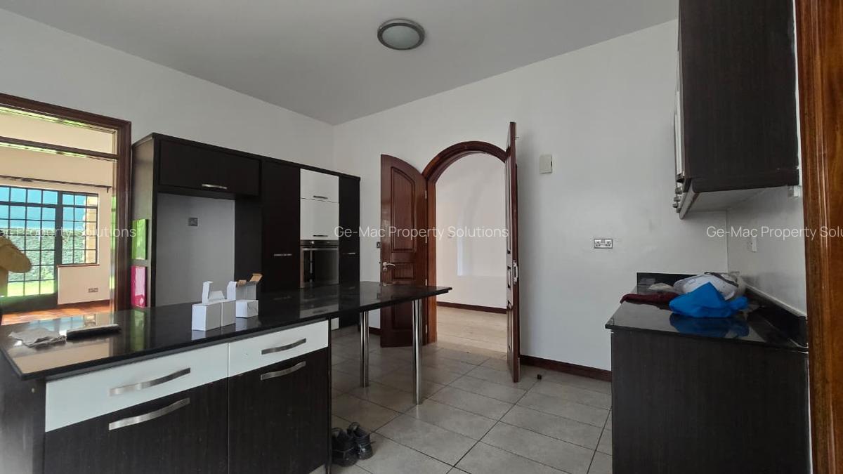 5 Bed House with En Suite in Lavington - 12