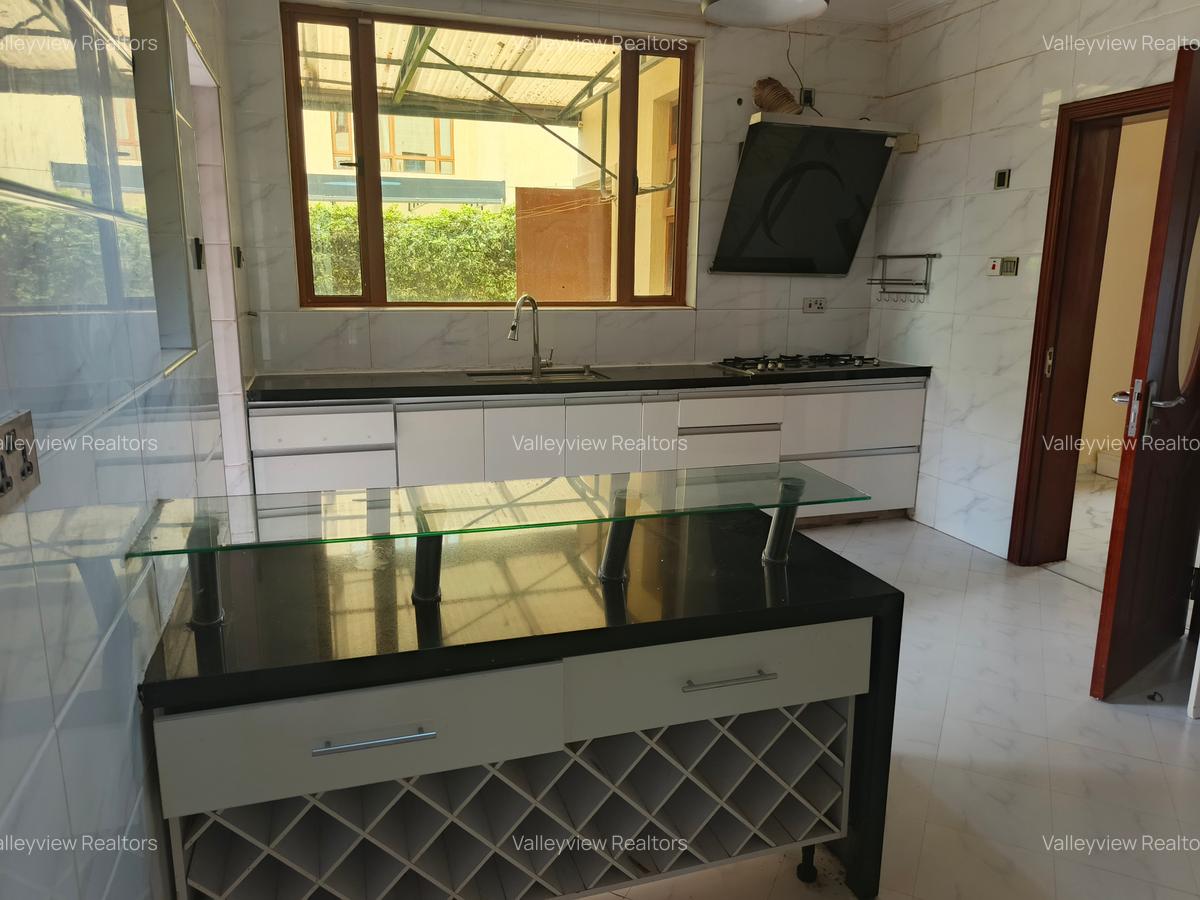 5 Bed Townhouse with En Suite at Lavington - 2