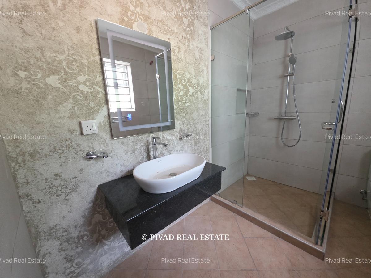 4 Bed House with Garden in Rosslyn - 10