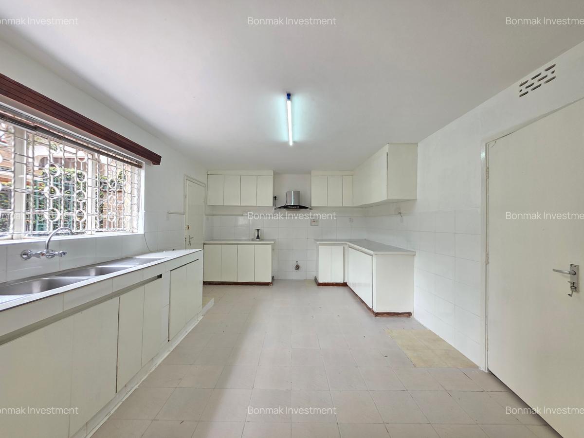 4 Bed House with En Suite at Lavington Green. - 14