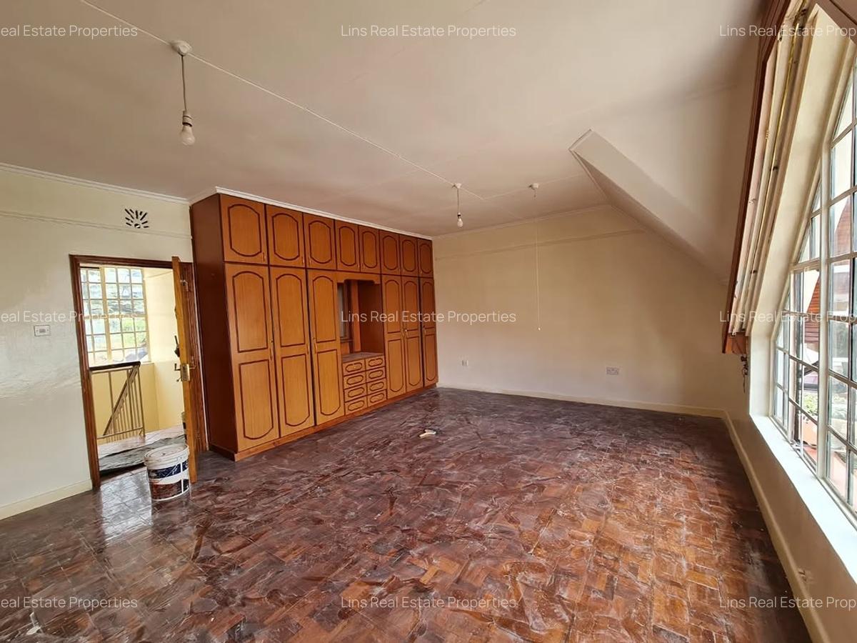 5 Bed Townhouse with En Suite in Brookside - 9