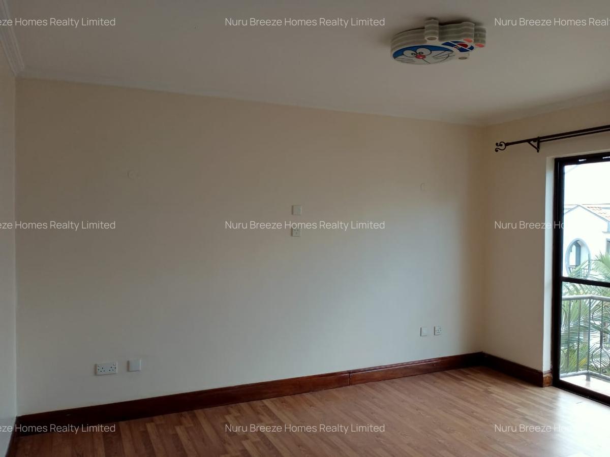 5 Bed Townhouse with En Suite in Brookside - 12