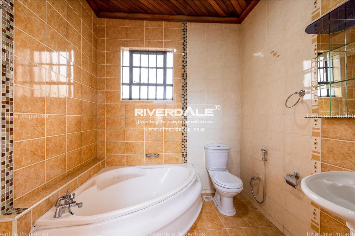 5 Bed Villa with En Suite in Lavington - 20