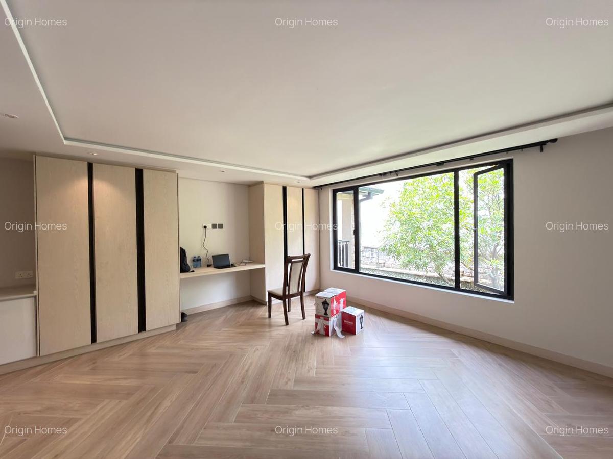 6 Bed Townhouse with En Suite at Lavington - 11