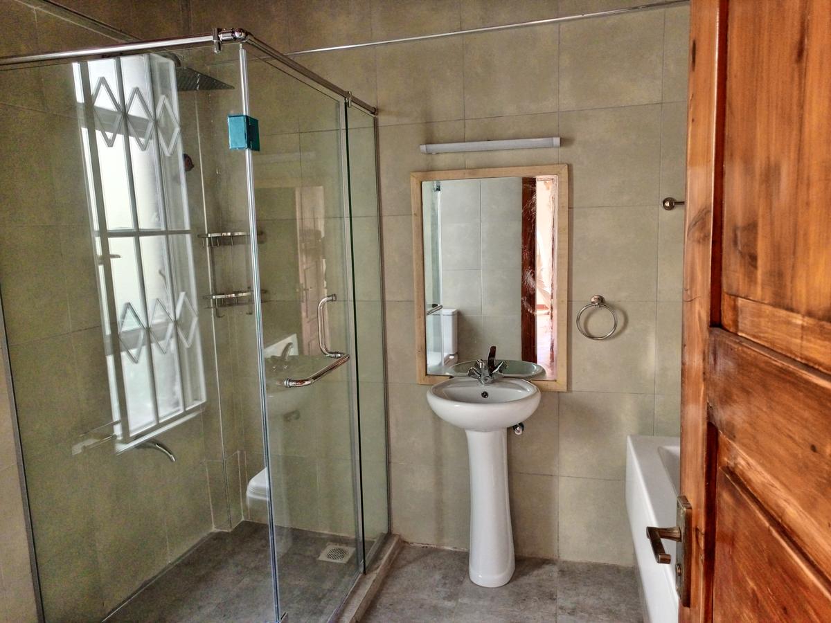 4 Bed Townhouse with En Suite at Bendera - 14
