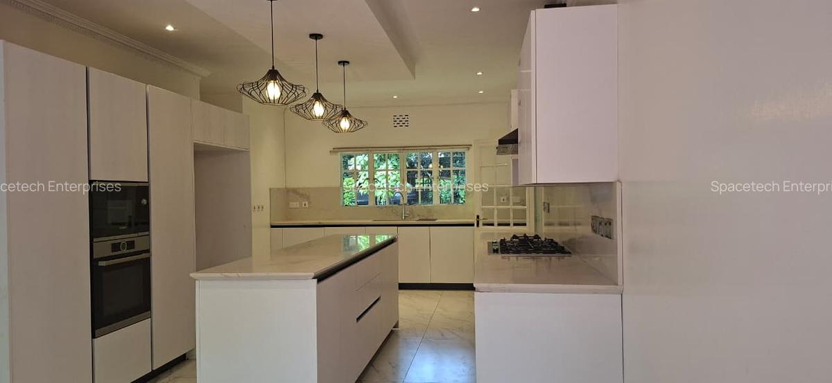 4 Bed House with En Suite in Lavington - 6