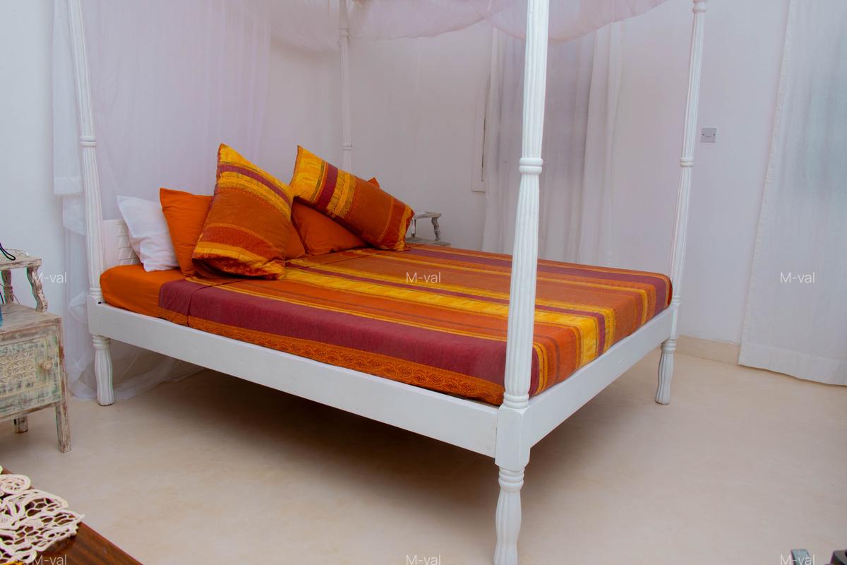 6 Bed Villa with En Suite at Casuarina - 10