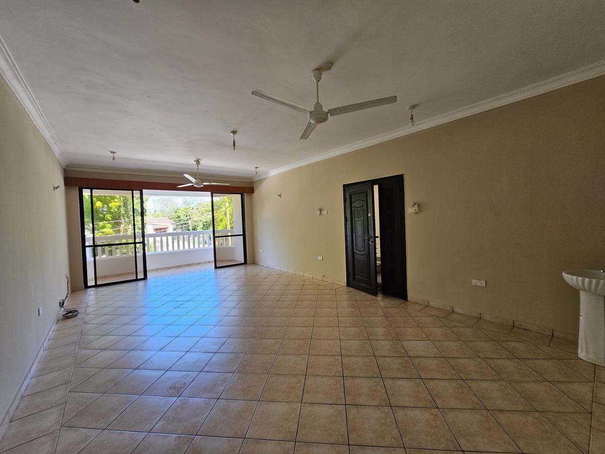 3 Bed Apartment with En Suite in Nyali Area - 2