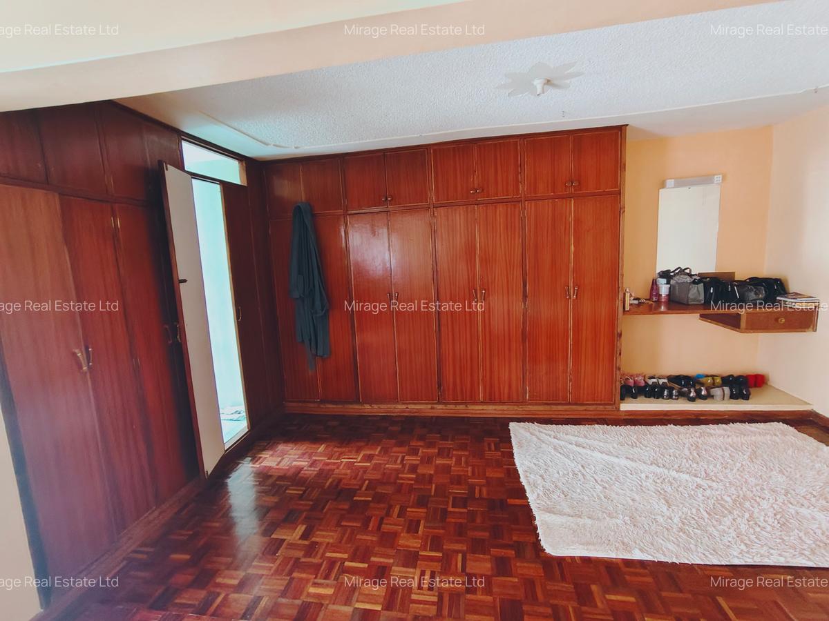 6 Bed House with En Suite in Lavington - 13