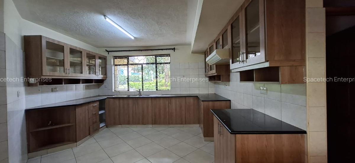 5 Bed House with En Suite in Runda - 11