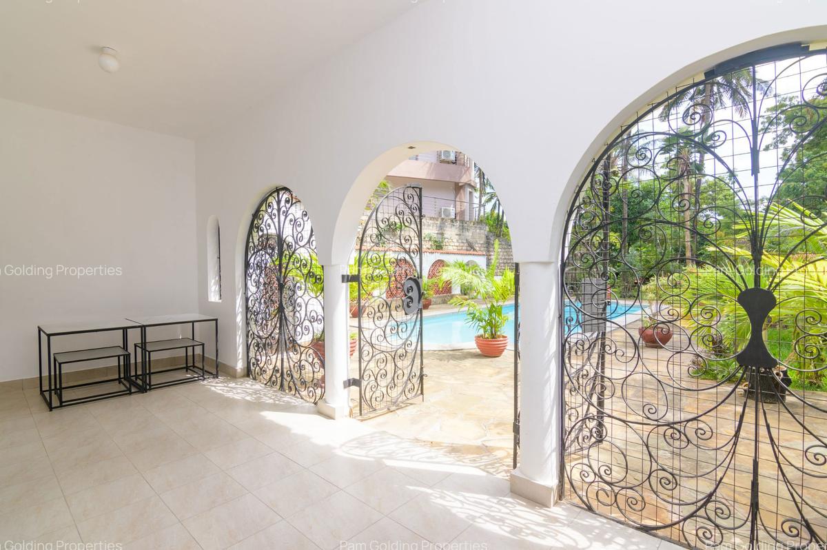 5 Bed House with En Suite in Nyali Area - 5