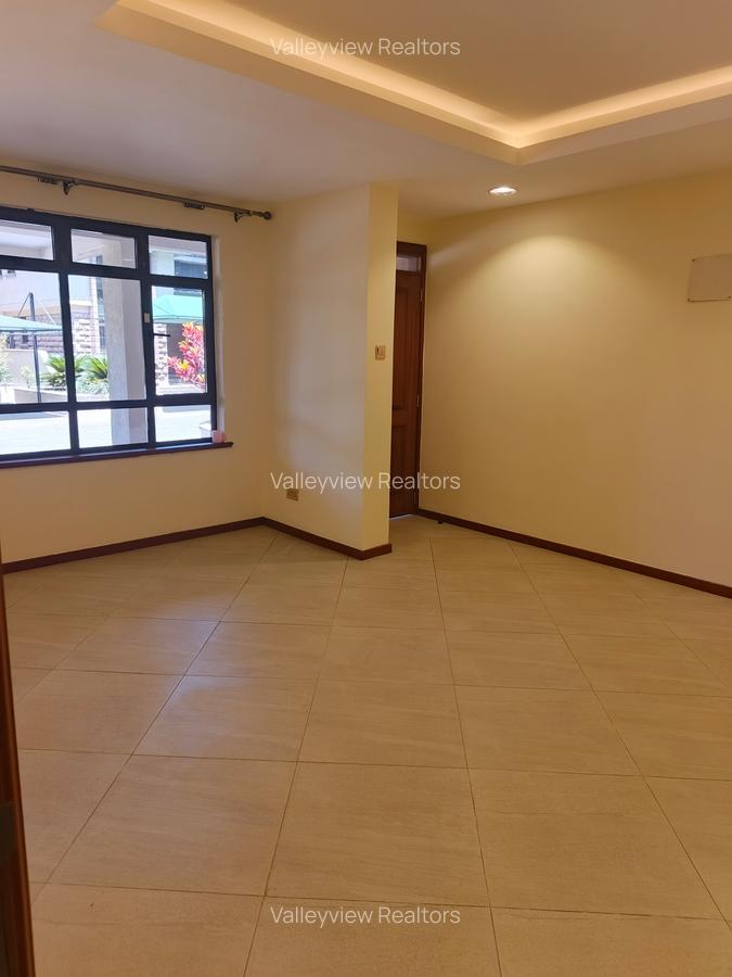 5 Bed Townhouse with En Suite at Lavington - 8