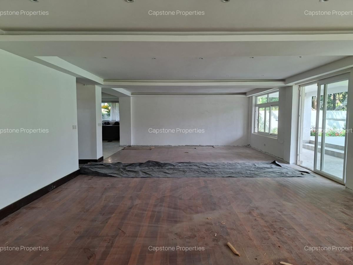 5 Bed House with En Suite in Runda - 16