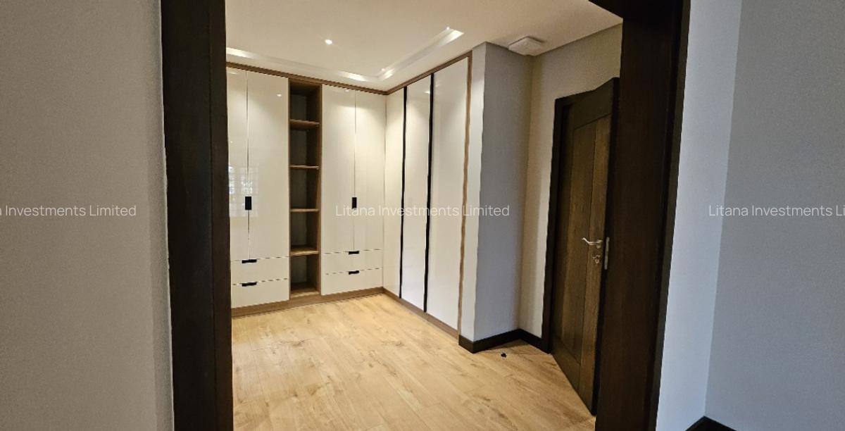 5 Bed House with En Suite at Old Runda - 5